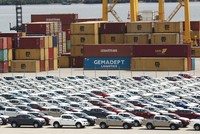 Ô tô nhập khẩu về Việt Nam tăng mạnh, chờ đợi giá hạ nhiệt