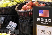 Hoa quả nhập khẩu từ Mỹ được bày bán tại siêu thị ở thủ đô Bắc Kinh (Trung Quốc). (Nguồn: EPA/TTXVN).