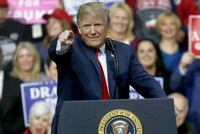 Tổng thống Mỹ Donald Trump trong một cuộc diễn thuyết trước người ủng hộ. Ảnh: Realpolitics.