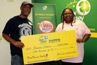 Vợ chồng ông Martin đến công ty xổ số New Jersey nhận giải thưởng 1 triệu USD. (Nguồn: abc News).