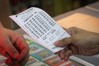 Charles Dudley vừa tìm được tờ vé số trúng 1 triệu USD trong khi xem và dọn ví. (Nguồn: Scott Olson/Getty Images).