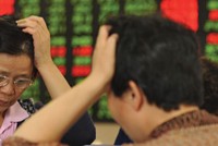 Đối diện những mối đe dọa từ Mỹ, chứng khoán Trung Quốc lao dốc