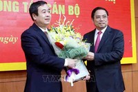 Đồng chí Phạm Minh Chính, Ủy viên Bộ Chính trị, Bí Thư Trung ương Đảng, Trưởng Ban Tổ chức Trung ương chúc mừng đồng chí Ngô Đông Hải.