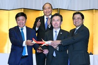 Thủ tướng Chính phủ Nguyễn Xuân Phúc (hàng 2) chứng kiến Lễ Công bố đường bay của Vietjet