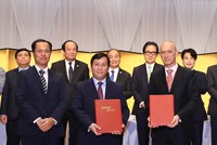 Ông Đinh Việt Phương, Phó tổng giám đốc Vietjet (hàng đầu, giữa) trao đổi văn kiện thoả thuận tài trợ vốn phát triển đội tàu bay với các đối tác Nhật Bản với sự chứng kiến của Thủ tướng Nguyễn Xuân Phúc và đại diện lãnh đạo cấp cao của Chính phủ Nhật Bản và Việt Nam.