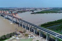 Cầu Bạch Đằng. (Ảnh: Trung Nguyên/TTXVN).