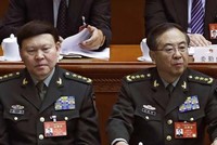 Trương Dương (trái) và Phòng Phong Huy, hai cựu tướng vừa bị khai trừ khỏi đảng Cộng sản Trung Quốc. Ảnh: AP.