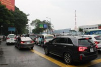 Điểm giao cắt đường Trần Quốc Hoàn và Phan Thúc Duyện thường xuyên có lưu lượng xe rất đông. (Ảnh: Tiến Lực/TTXVN).