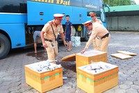 Cảnh sát kiểm tra số hàng. Ảnh: Đức Hùng.