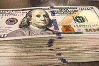 10.000 USD tiền mặt mà một thanh niên bo cho cô phục vụ. (Nguồn: Sup Dogs).