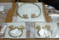 Những chiếc vương miện, vòng cổ, vòng tay và đồng xu bằng vàng mà hai bên mua bán chui.