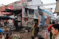 Lực lượng chức năng phong tỏa hiện trường vụ cháy. (Ảnh: TTXVN).