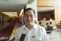 Đại biểu Nguyễn Hữu Cầu lo ngại về tình trạng đội vốn ở một số dự án lớn, chất lượng công trình kém, như dự án đường cao tốc Đà Nẵng - Quảng Ngãi hơn 34.000 tỷ đồng vừa mưa vài trận đã hỏng; dự án đường sắt Hà Đông - Cát Linh đội vốn hơn 18.000 tỷ đồng.