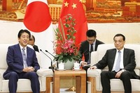 Thủ tướng Nhật Bản Shinzo Abe (trái) và Thủ tướng Trung Quốc Lý Khắc Cường trong cuộc gặp hôm nay tại Bắc Kinh. Ảnh: Kyodo.