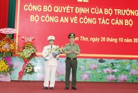 Thượng tướng Nguyễn Văn Thành, Thứ trưởng Bộ Công an chúc mừng tân Giám đốc Công an TP Cần Thơ. Ảnh: Văn Đức. 