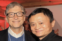 Jack Ma chụp ảnh cùng Gates tại Diễn đàn Kinh tế thế giới ở Davos, Thụy Sỹ hồi đầu năm. Ảnh: CNBC.