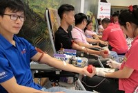 Những người hiến máu tình nguyện được lựa chọn nhận quà bằng hiện vật hoặc dịch vụ khám bệnh từ 1/11. Ảnh. Nam Phương.