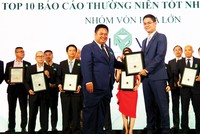 Đại diện Tập đoàn Novaland nhận giải thưởng Top 10 Báo cáo thường niên tốt nhất năm 2018 dành cho doanh nghiệp trong nhóm vón hóa lớn.