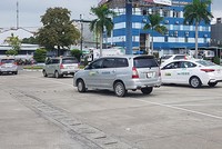 Nhiều tài xế taxi truyền thống chủ động rời bãi đỗ trong khu vực sân bay để phản đối xe dù và Grab. Ảnh: N.T.