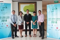 Các thành viên Nhóm chấm báo cáo phát triển bền vững.