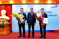 Thống đốc NHNN Lê Minh Hưng trao Quyết định đại diện phần vốn Nhà nước tại VietinBank cho ông Lê Đức Thọ - Chủ tịch HĐQT và tặng hoa chúc mừng ông Lê Đức Thọ - Chủ tịch HĐQT (phải) và ông Trần Minh Bình - Quyền Tổng Giám đốc (trái).