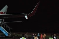Cánh trái máy bay mang số hiệu JT633 của hãng hàng không Indonesia Lion Air bị vỡ sau khi đâm vào cột ở sân bay Fatmawati. Ảnh: CNA. 
