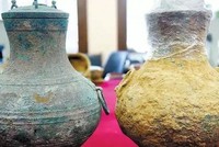 Hai chiếc bình đồng cổ được tìm thấy trong khu mộ được cho là có từ cuối triều Tây Hán. (Nguồn: Baidu).