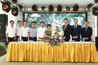 CEO Nguyễn Quang Huy (thứ ba bên phải) trong lễ ký kết quản lý Tòa nhà 6th Element.