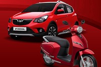 Ôtô cỡ nhỏ Fadil và xe máy điện Klara xuất hiện trên bảng quảng cáo tại một toà nhà ở Hà Nội. 