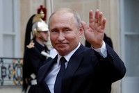 Tổng thống Putin tới Điện Elysee sau buổi lễ kỷ niệm hôm 11/11. Ảnh: Reuters.