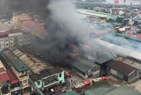 Khu nhà xưởng cạnh bến xe Nước Ngầm bốc cháy. Ảnh: Pham Thang