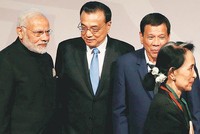 Thủ tướng Trung Quốc Lý Khắc Cường (giữa) dự Thượng đỉnh Đông Á năm 2017. Ảnh: Reuters.