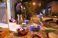 Nhiều nhà dân ở Đà Nẵng phải tranh thủ lúc thấp điểm để giặt tay vì máy giặt không đủ nước hoạt động. Ảnh: Nguyễn Đông.