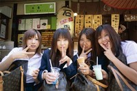 Đã qua rồi thời kỳ phụ nữ Nhật ra đường phải xách túi LV. Ảnh: Art.