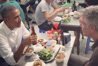 Những món ăn bán đầy vỉa hè Việt bất ngờ “nổi danh” trên báo Tây