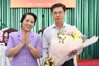 Bí thư Quận ủy Q.1 Trần Kim Yến chúc mừng tân Chủ tịch UBND Q.1 Nguyễn Văn Dũng .ẢNH: H.LINH