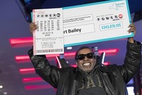 Robert Bailey lúc nhận giải. Ảnh: AP.