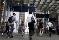Người làm việc đi đến văn phòng tại khu vực trung tâm Singapore. Ảnh: Bloomberg.