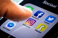 Instagram được yêu thích không kém Facebook và Twitter. 