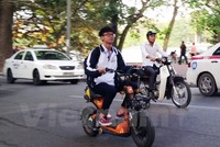 Nhiều xe đạp điện có vận tốc lên tới 40km/giờ và không khác gì xe máy. (Ảnh: Việt Hùng/Vietnam+).