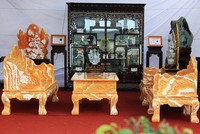 “Choáng” với bộ bàn ghế 8 tỷ đồng làm từ 50 tấn ngọc