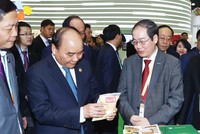 Thủ tướng Chính phủ Nguyễn Xuân Phúc và đoàn cấp cao Việt Nam thăm gian hàng của Hapro tại Hội chợ nhập khẩu quốc tế Trung Quốc 2018.