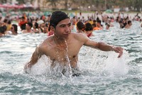 Việc xây dựng các trạm quan trắc sẽ giúp người dân yên tâm hơn khi tắm biển Đà Nẵng. Ảnh: Nguyễn Đông.