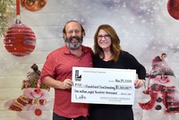 Vợ chồng Harold và Tina Ehrenberg nhận giải thưởng trị giá 1,8 triệu USD. (Nguồn: Louisiana Lottery).