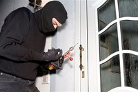 Ở nhiều chung cư mới, hiện đại, vì tiết kiệm chi phí, chủ đầu tư không thuê các công ty quản lý chuyên nghiệp, bố trí lực lượng bảo vệ quá mỏng, lắp thiết bị ổ khóa rẻ tiền, thiếu camera… nên vẫn xảy ra tình trạng trộm cướp.