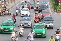 Hà Nội hiện có gần 100 doanh nghiệp taxi hoạt động với nhiều chủng loại xe, màu sơn khác nhau. Ảnh: Đoàn Loan.