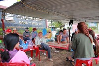 Người dân Đà Nẵng từng nhiều lần dựng lán trại yêu cầu nhà máy dừng hoạt động vì ô nhiễm. Ảnh: Nguyễn Đông.