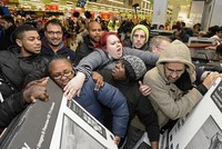 Dù nhiều trang thương mại điện tử cũng đã tham gia bán hàng giảm giá trong ngày Black Friday, nhiều người vẫn lựa chọn cách mua sắm tại các siêu thị và hệ thống bán lẻ (Ảnh minh họa).