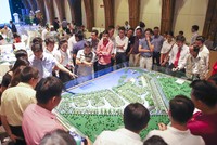 Đông đảo nhà đầu tư quan tâm đến dự án vì vị trí đắc địa và thiết kế hòa quyện với thiên nhiên. Ảnh: N.Đ.