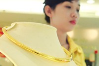 Vàng và USD là hai sản phẩm có thể mang lại thành công cho nhà đầu tư nếu đầu tư dài hạn. Trong ảnh:  Kinh doanh vàng miếng tại hệ thống cửa hàng của Công ty  SJC.  Ảnh: Đức Thanh.